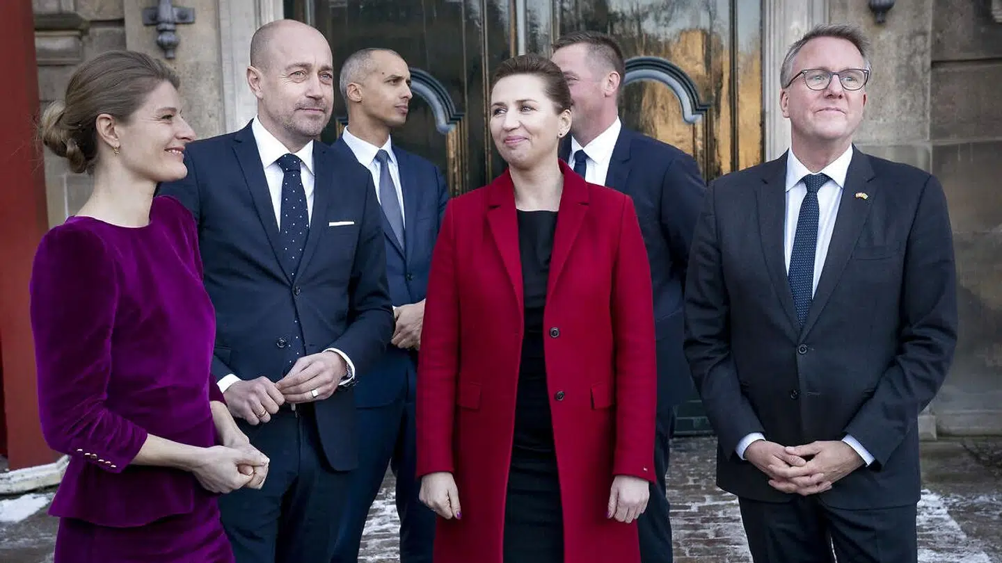 Beskæftigelsesminister Ane Halsboe-Jørgensen, Miljøminister Magnus Heunicke, undervisningsminister Mattias Tesfaye, Statsminister Mette Frederiksen og Erhvervsminister Morten Bødskov i forbindelse med at den nye SVM-regering præsenteres på Amalienborg Slotsplads i København torsdag den 15. december 2022.. (Foto: Liselotte Sabroe/Ritzau Scanpix)
