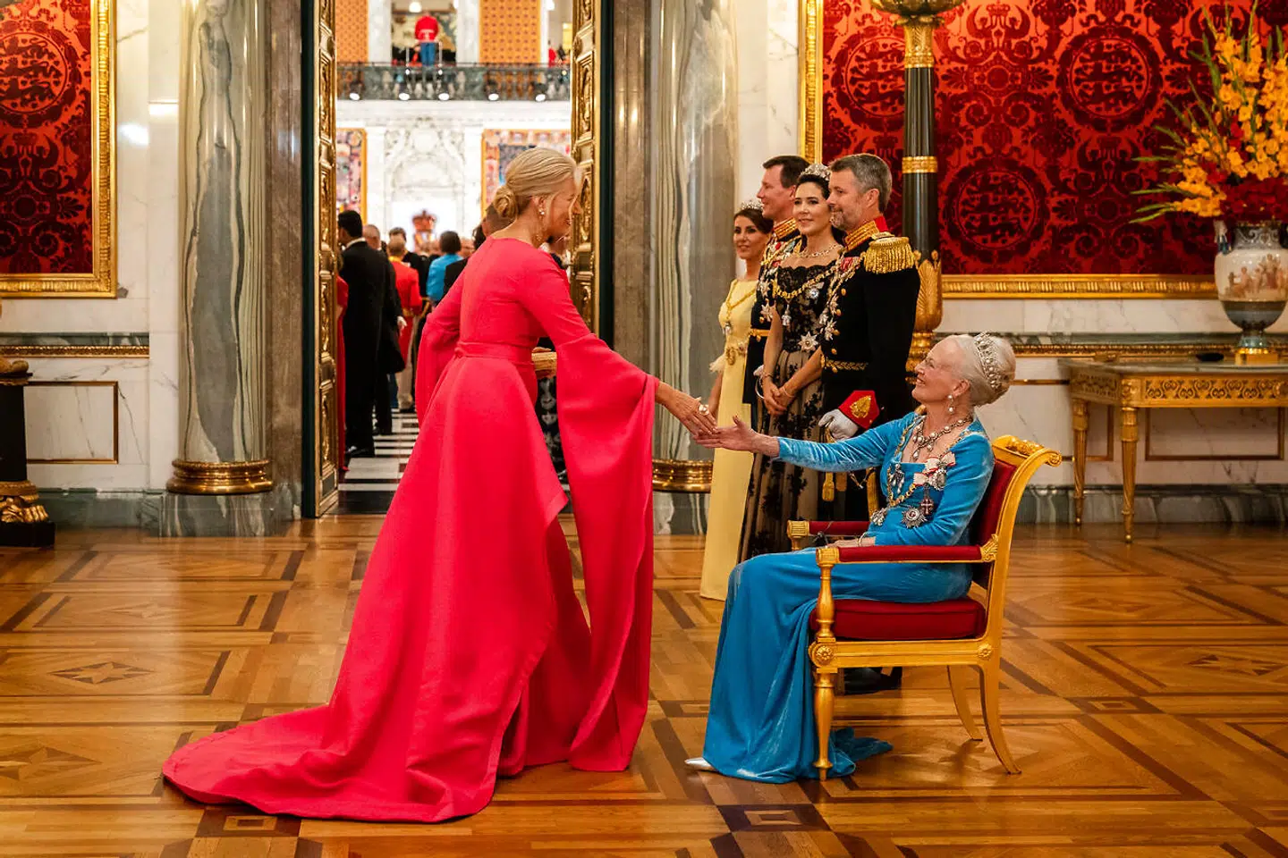 Helle Thorning-Schmidt hilser på Dronning Margrethe, Kronprins Frederik, Kronprinsesse Mary, Prins Joachim og Prinsesse Marie ved ankomsten til gallamiddag på Christiansborg Slot under fejringen af dronningens 50-års regeringsjubilæum. Foto: Ida Marie Odgaard/Ritzau Scanpix