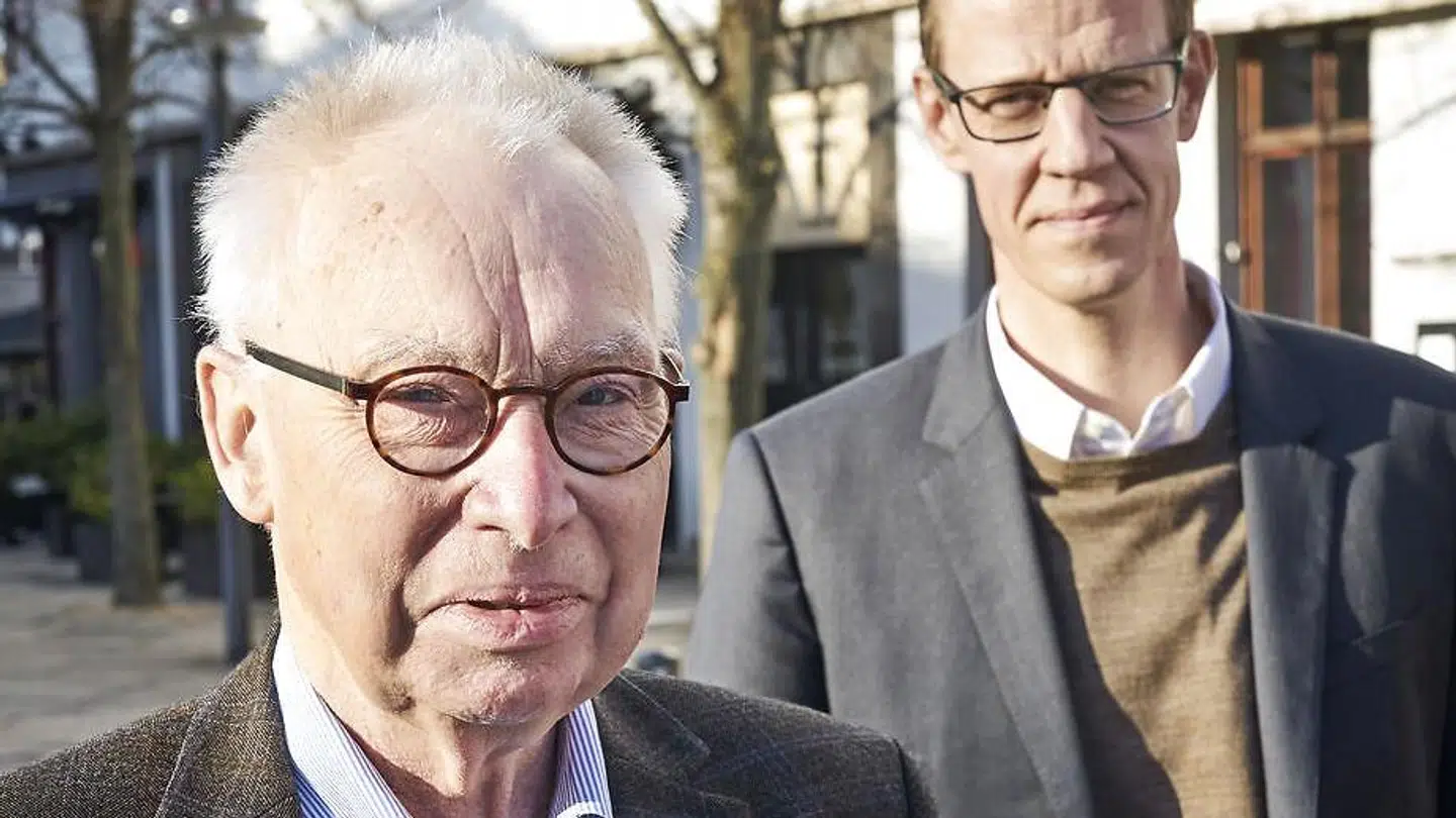 Jørgen Grønnegaard, professor i forvaltningsret, kritiserer regeringen for at rende fra løfterne om at sætte solnedgangsklausuler på hastelove.