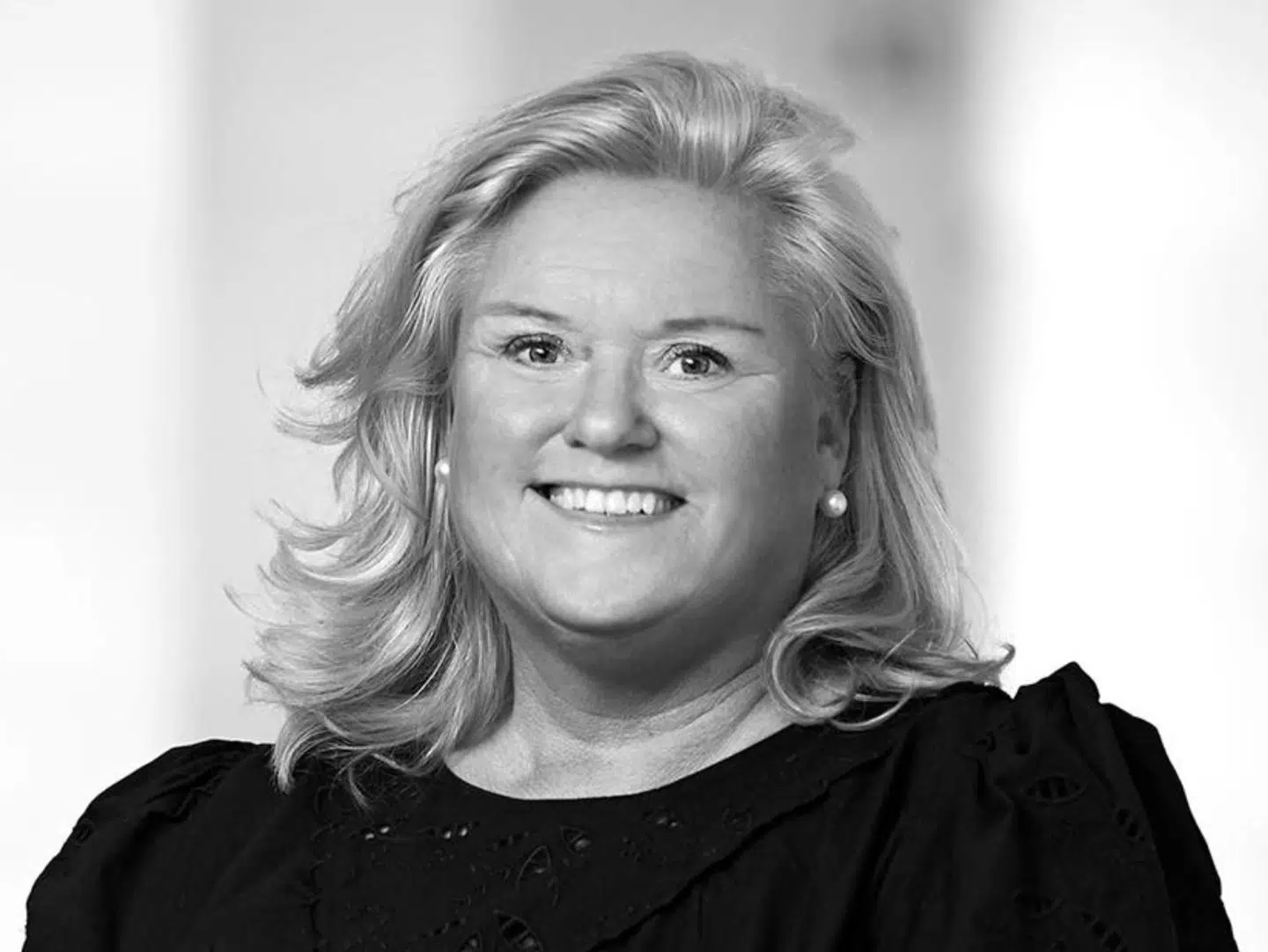 »Jeg blev meget, meget chokeret,« fortæller bistandsadvokat Charlotte Møller Larsen, der blev tilbudt 100.000 kroner, hvis hendes klient ville trække anmeldelsen tilbage mod den chef, der havde voldtaget den ansatte kvinde talrige gange. Direktøren blev idømt syv års fængsel.