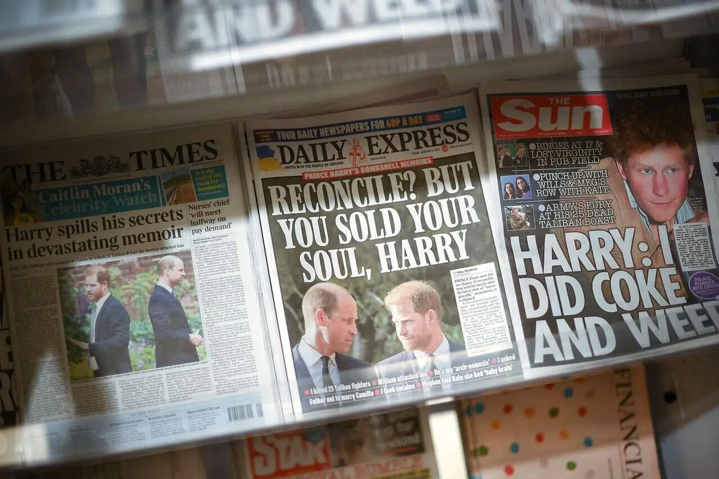 De britiske aviser har Harrys afsløringer på forsiden – her er det avisforsider fra 6. januar. Foto: Daniel LEAL / AFP.