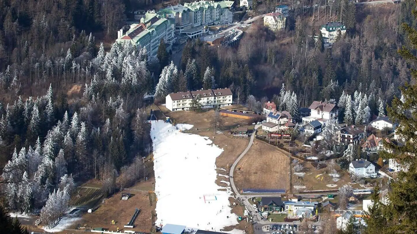 Den milde vinter har også ramt skiturismen i Alperne. Kun kunstig sne holder liv i pisterne. Her i Østrig 8. januar i år.