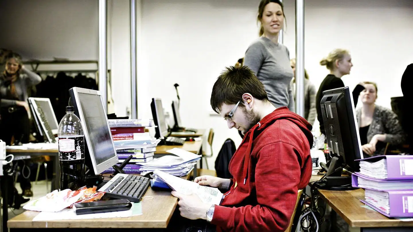 Til nogle eksamener må studerende med bringe hjælpemidler som noter og bøger, men chatbots er bandlyst.