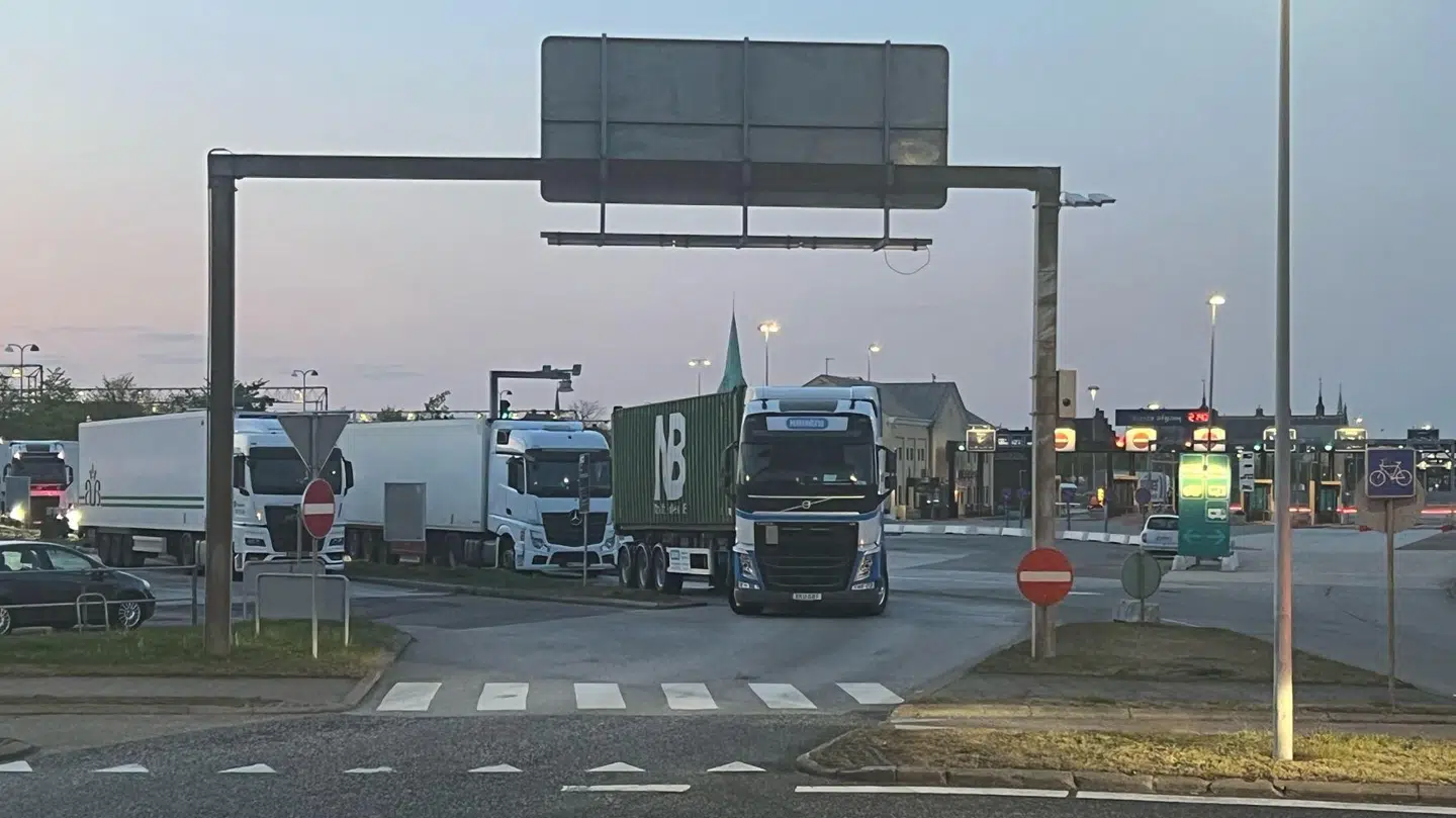 Politiet oplyser, at tre lastbiler rundkørslen til færgelejet i Helsingør.