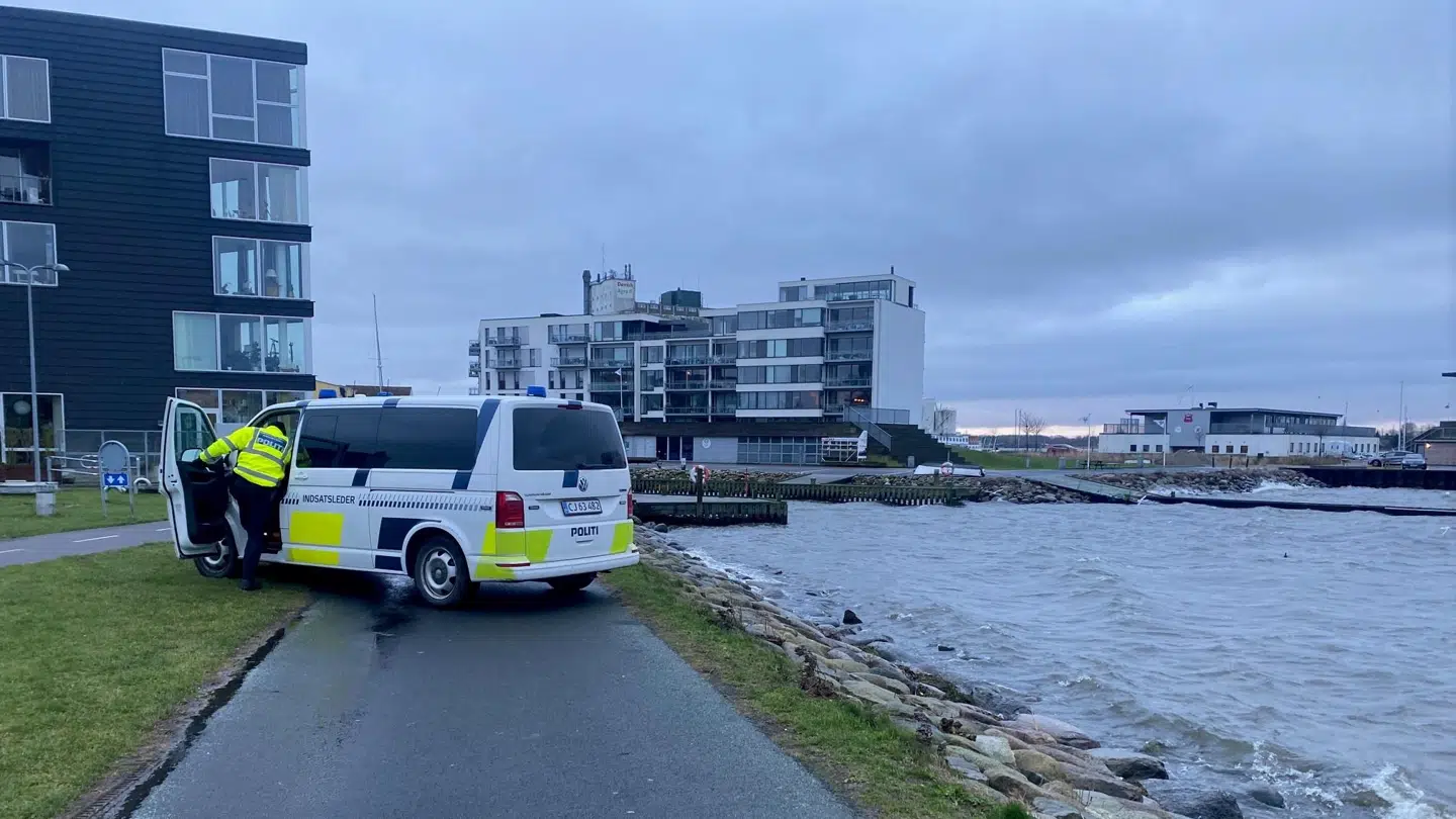 Torsdag morgen er en død person fundet i vandet ved Kystvej i Nykøbing Falster.
