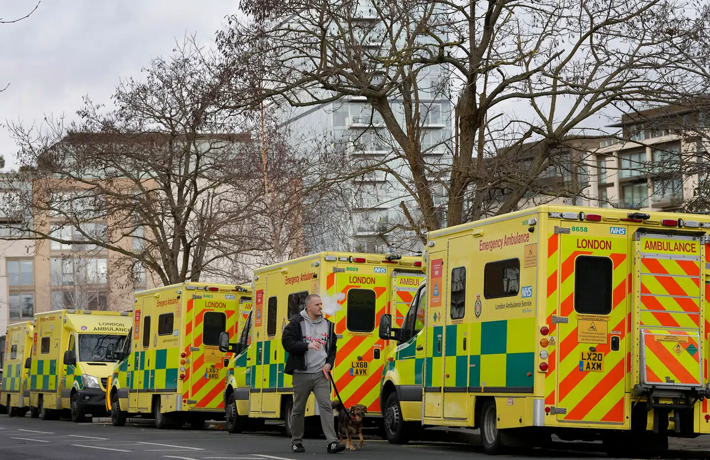 Flere europæiske byer har allerede problemer med influenza, og sundhedseksperter frygter, at den nye covid-variant vil kunne skabe en ny bølge af indlæggelser.