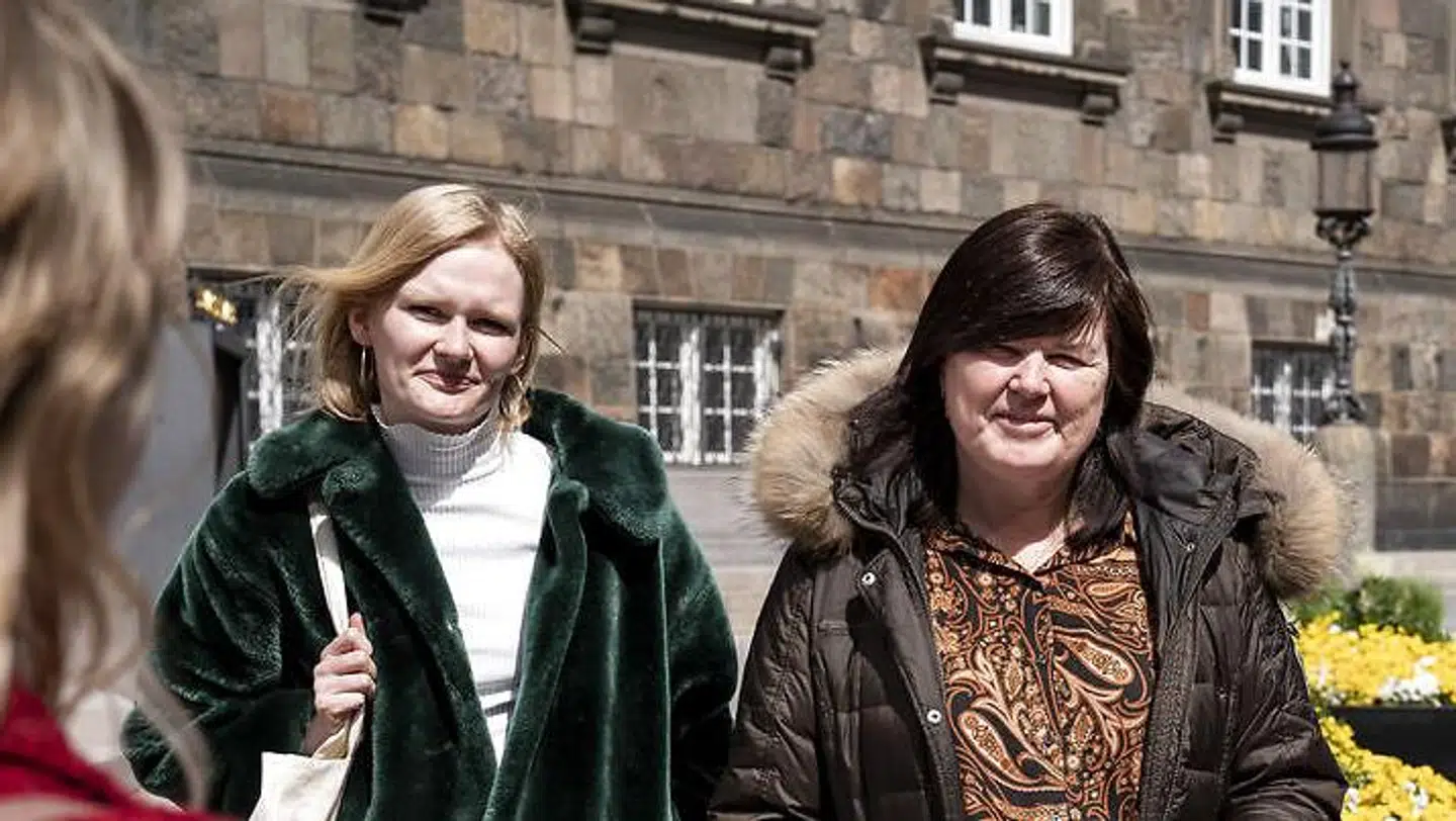 Sofie Lippert fra SF vil donere sin skattelettelse til Red Barnet. Her ses hun sammen med SFs Karina Lorentzen.