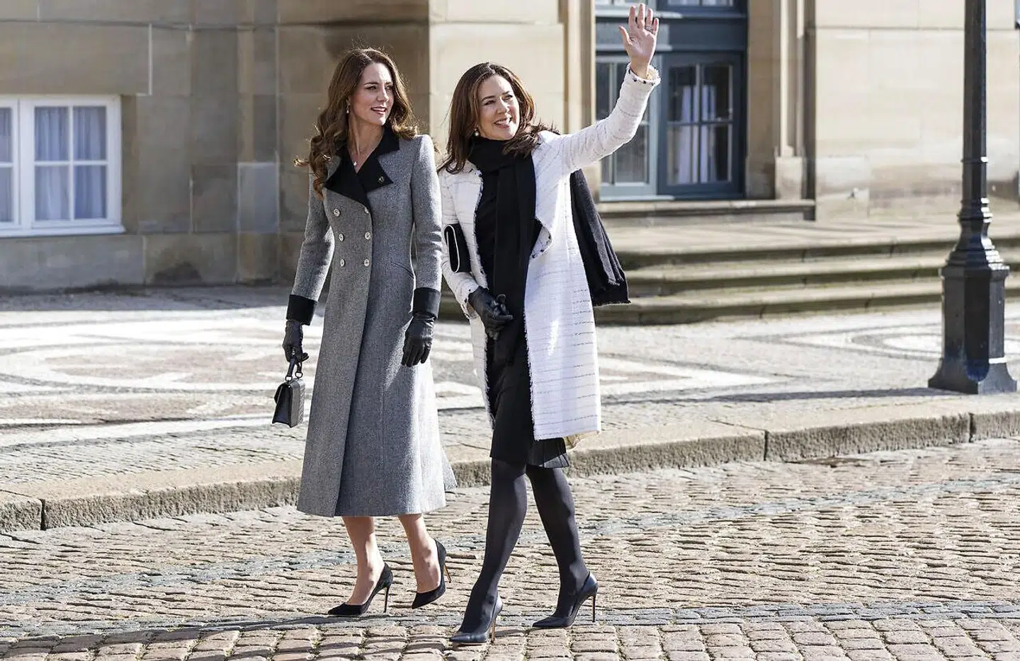 Kronprinsesse Mary og prinsesse Catherine af Wales - som selv har fået en tredjeplads over 2022s dyreste royale kvinder - går over Amalienborg Slotsplads under hertugindens arbejdsbesøg i Danmark, onsdag den 23. februar 2022 (Foto: Claus Bech/Ritzau Scanpix).