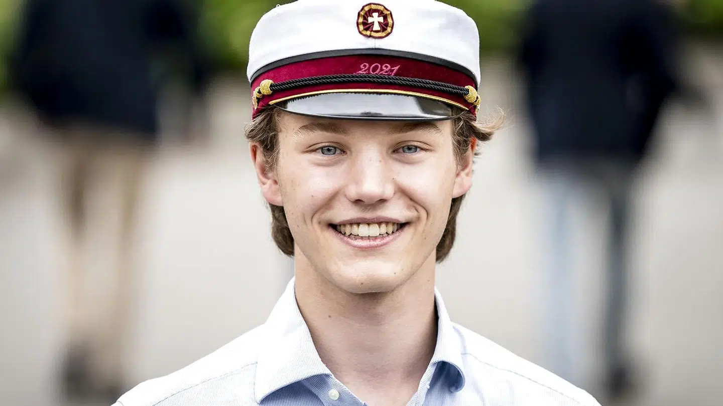 Her ses grev Felix, der af søn af prins Joachim og grevinde Alexandra med en studenterhue fra C.L. Seifert, da han i juni 2023 blev student på Gammel Hellerup Gymnasium. Dengang var han stadig prins af titel. Nu har den kongelige hofleveradør fået udenlandske ejere.