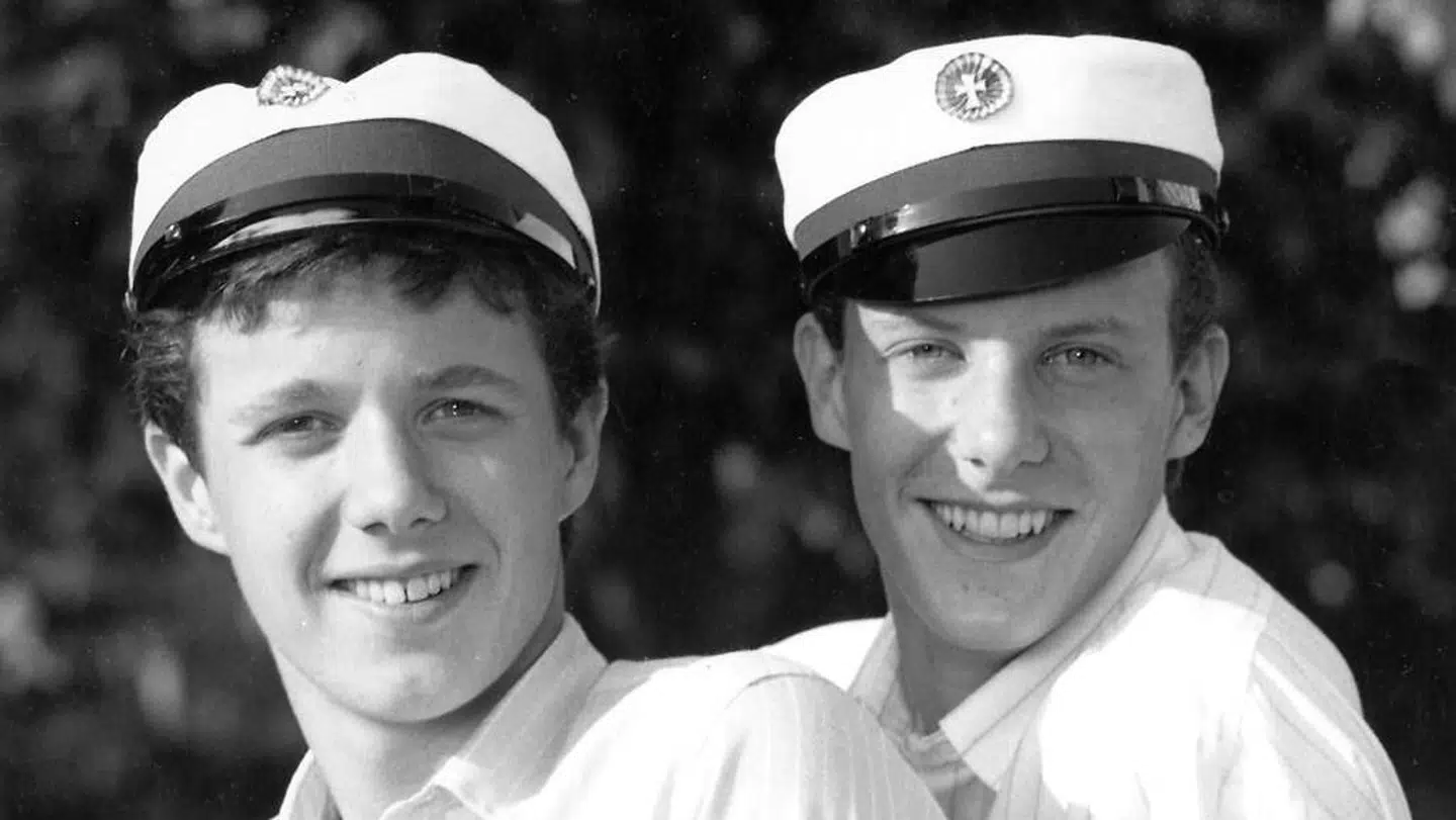 Her ses Kronprins Frederik og prins Joachim med studenterhuer fra hofleverandøren C.F. Seifert, da de blev studenter.