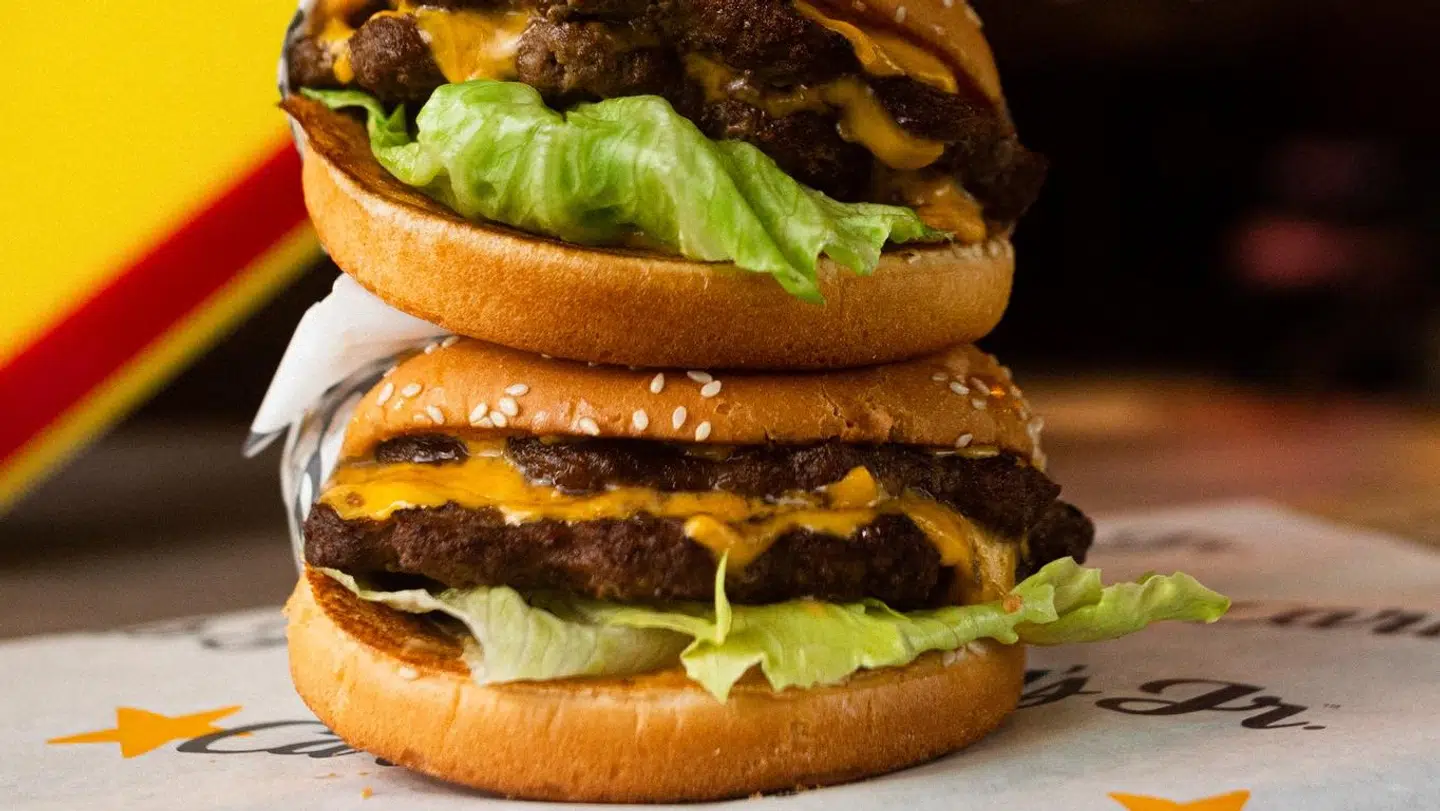 Fastfoodkæden Carl’s Jr. er kendt for sine burgere.
