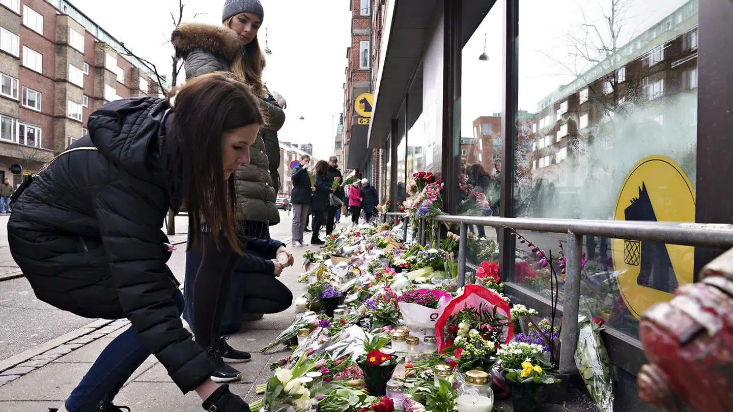Blomster og lys til ære for Mia og Oliver, der begge døde efter en bytur i Aalborg samme weekend.