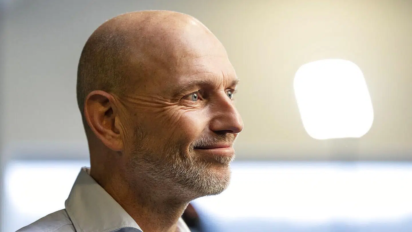 Jesper Sørensen med stort smil under præsentationen.