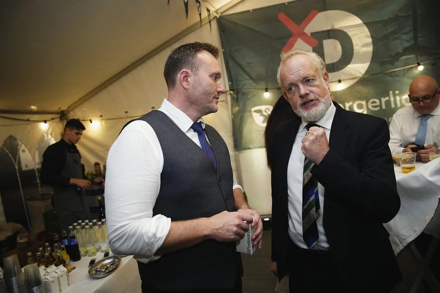 Niels Peder Ravn (th.) ses her sammen med Nye Borgelige-profilen Lars Boje Mathiesen til partiets valgfest på Christiansborg 1. november sidste år. (Arkivfoto). Martin Sylvest/Ritzau Scanpix