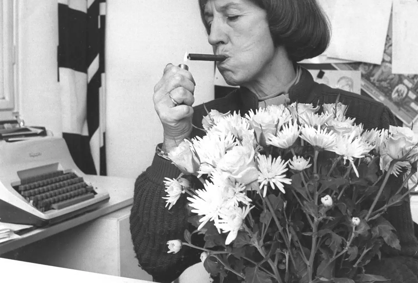 Lise Nørgaard var ryger i mange år. Her tænder hun for cerutten.