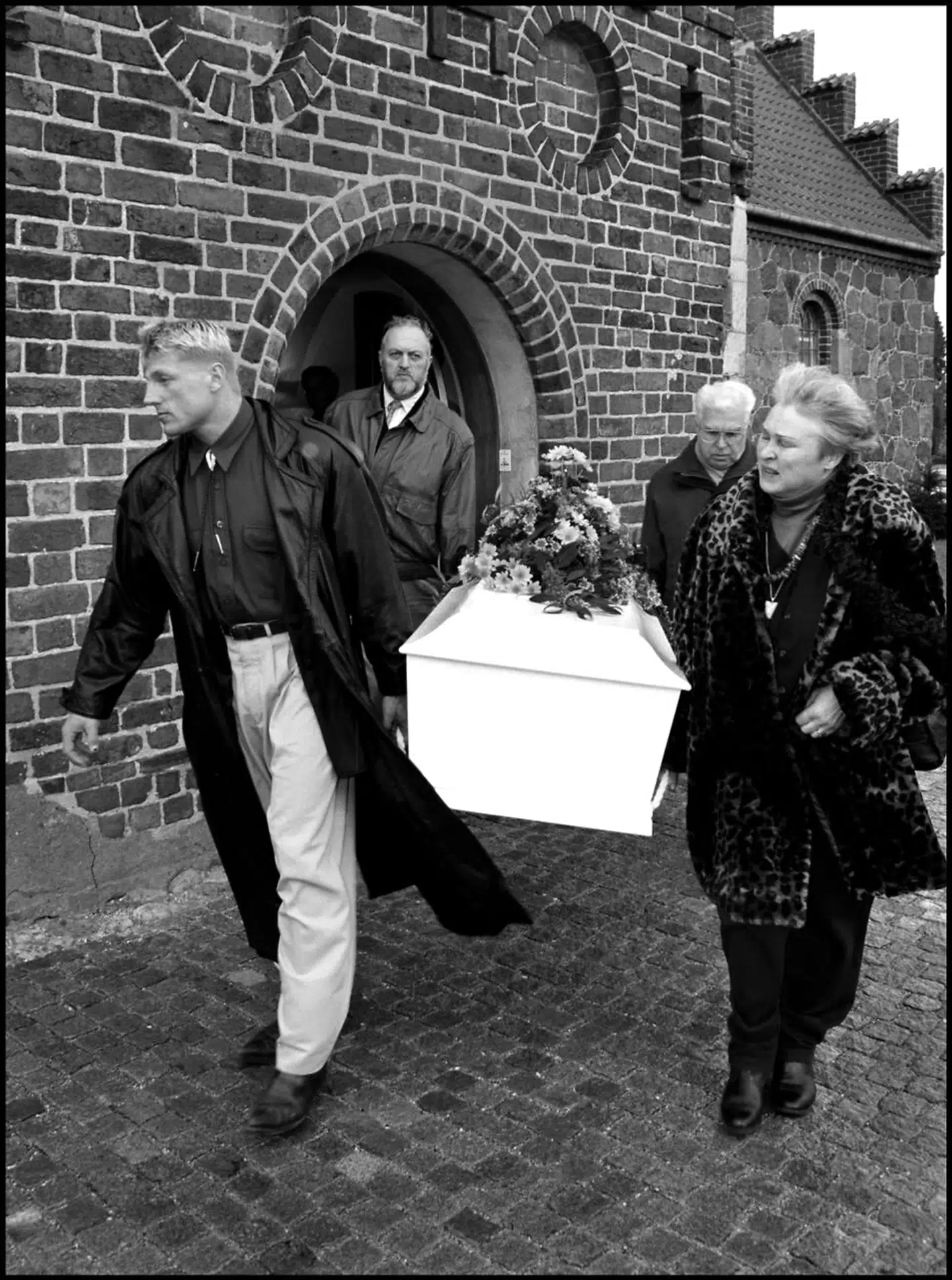 Flemming Pedersen var sammen med sin søster Sigrid med til at bære sin fars kiste fra kirken ved begravelsen i 1998.