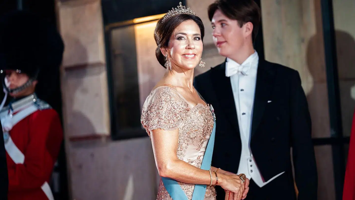 Kronprinsesse Mary og Prins Christian under ankomsten til Det Kongelige Teater før festforestillingen under fejringen af dronningens 50-års regeringsjubilæum i København lørdag den 10. september 2022. Fejringen finder sted over to dage den 10. og 11. september. Hendes Majestæt Dronning Margrethe har været Danmarks regent siden den 14. januar 1972. Dele af den planlagte fejring af hendes 50-års regeringsjubilæum i starten af 2022 blev udskudt til september på grund af coronasituationen.. (Foto: Ida Marie Odgaard/Ritzau Scanpix)