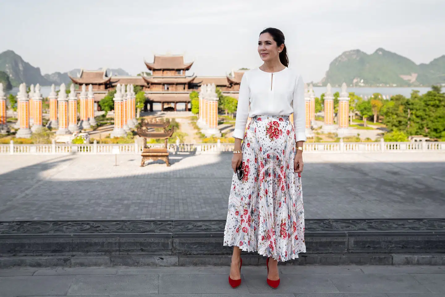 Kronprinsesse Mary besøger Tam Chuc Pagoden i Hà Nam-provinsen i Vietnam, onsdag den 2. november 2022. Turistområdet med flere pagoder er nyopført og dele af det er stadig under opbygning. Byggeriet startede i 2019. Kronprinsparret er på erhvervsfremstød i Vietnam 1.-2. november i Hanoi og Kronprins Frederik den 3. november i Ho Chi Minh City. Besøget sætter især fokus på bæredygtig energi og energieffektivisering.. (Foto: Ida Marie Odgaard/Ritzau Scanpix)