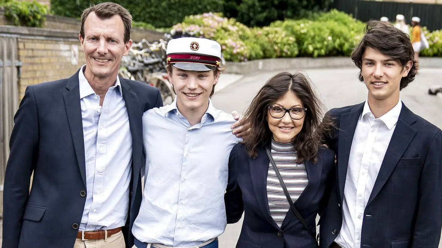 Sådan så det ud, da grev Felix blev student. Prins Joachim og grevinde Alexandra har altid stået sammen om børnenes opvækst.
