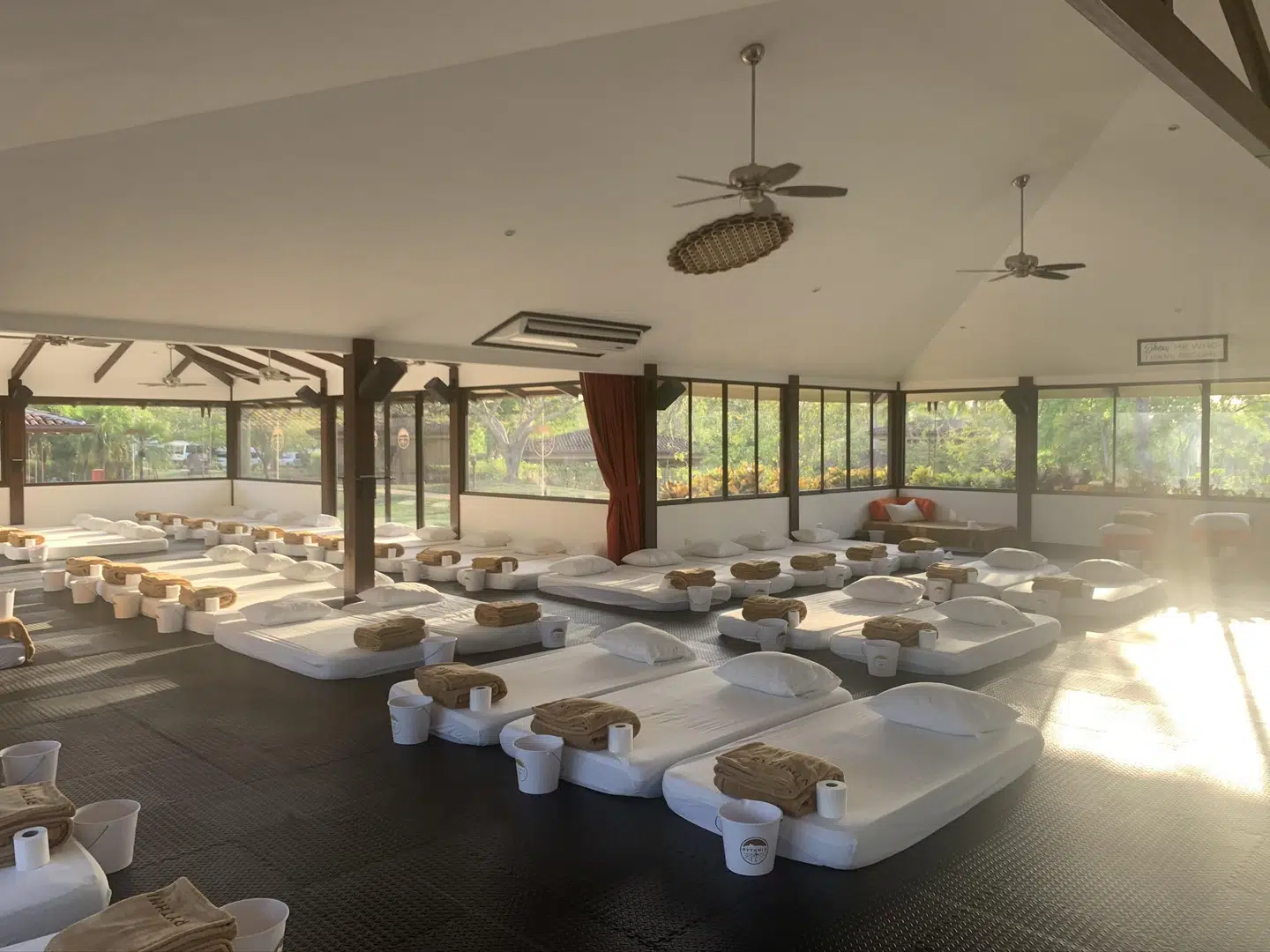 En ayahuasca-ceremoni tager fem timer, og undervejs vil en shaman synge rituelle sange og tale deltagerne igennem processen. Spandene er stillet frem, fordi langt de fleste kaster massivt op efter indtagelse af den psykedeliske urtedrik.