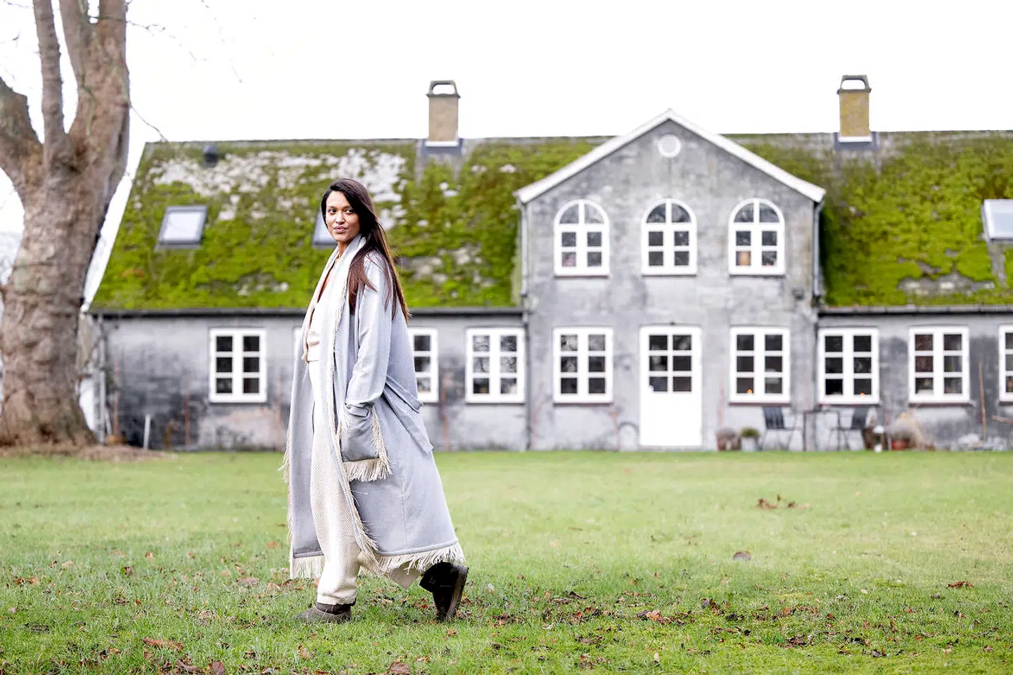 I baggrunden ses gården, der lægger hus til Saszeline og Asgers sundhedshus The Assana.
