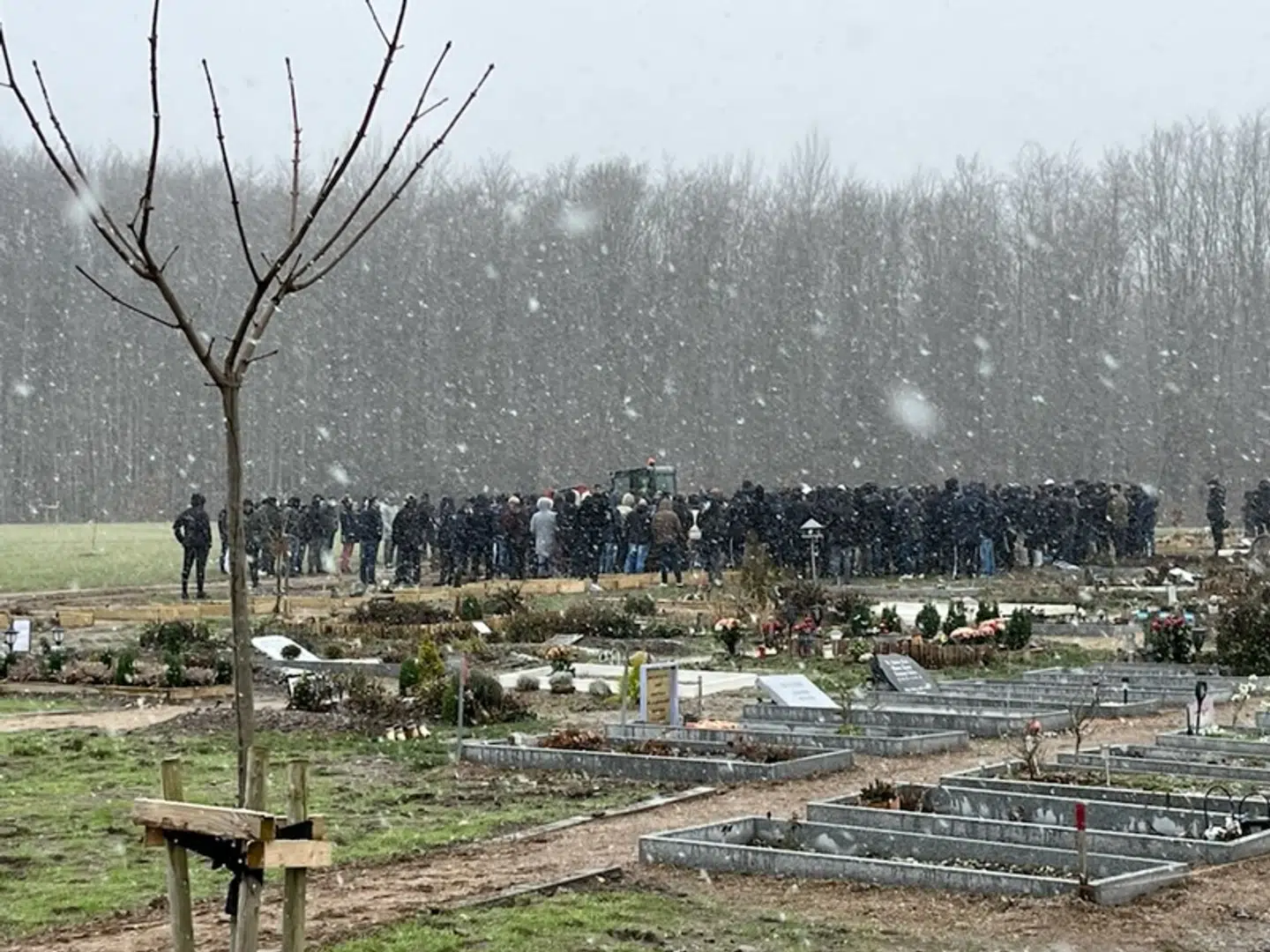 Adskillige var mødt op for at tage afsked med den 45-årige Abdullah Oali. Foto: Privat.