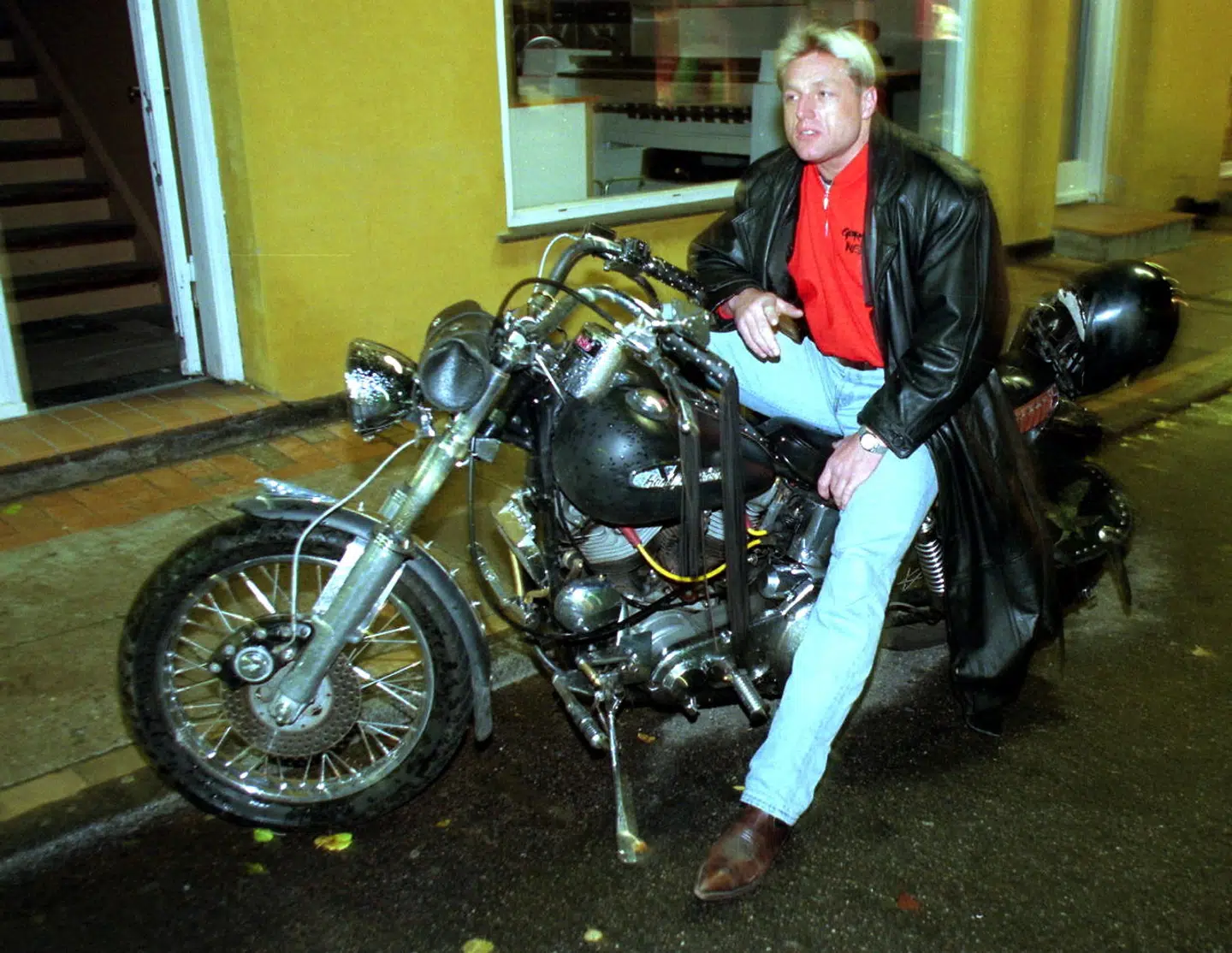 Flemming Pedersen, 37 år fra Frederikssund bortførte liget af sin døde far og kørte rundt med det i over tre timer på bagsædet af sin Harley-Davidson. Liget var forsynet med sort integralstyrthjelm, mørke solbriller og lædertøj, så ingen medtrafikanter skulle opdage, at Flemming Pedersen kørte rundt med sin døde 86-årige far på bagsædet. NORDFOTO/Nils Meilvang 1998