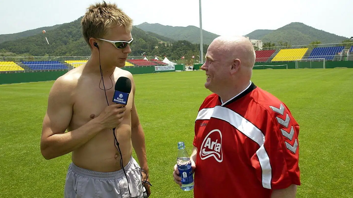 Per Thøstesen debuterede som landsholdskok i 2002. Her bliver han interviewet af Jesper Grønkjær efter en intern kamp mellem DBU og journalister ved VM i Sydkorea og Japan.