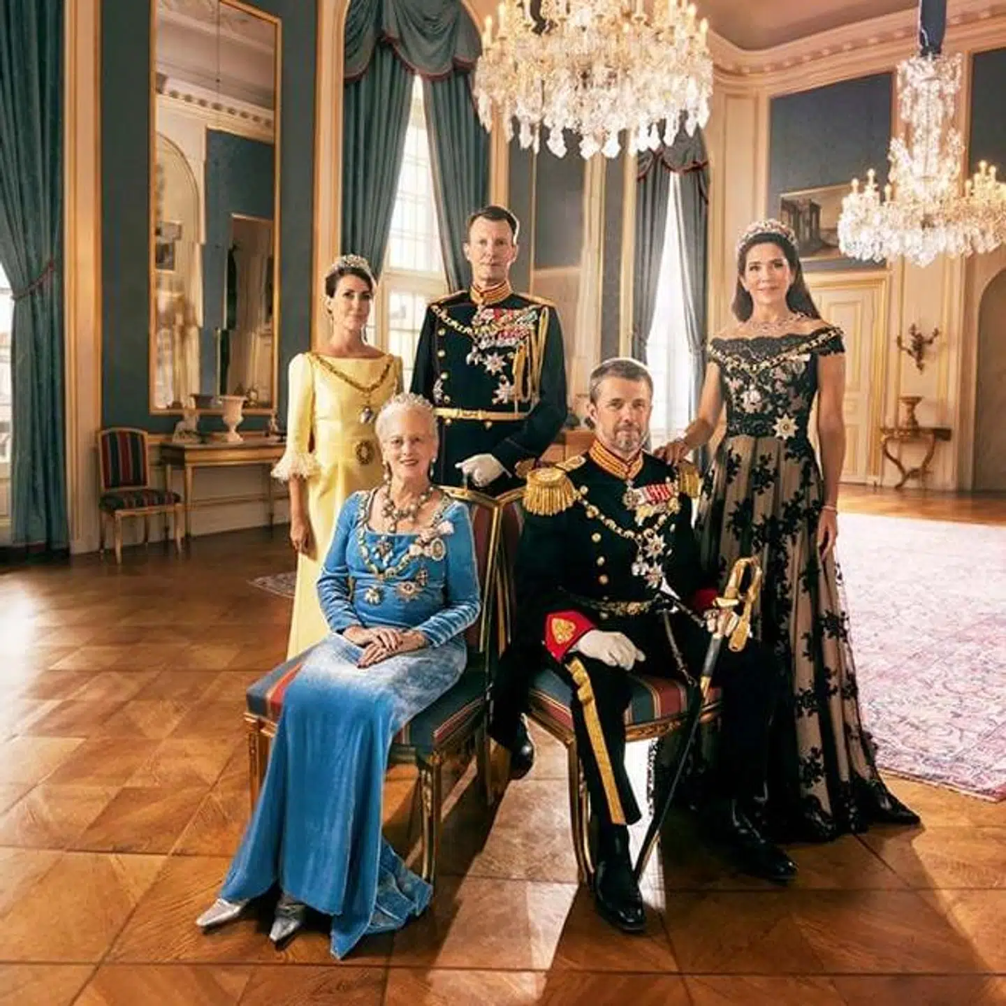 Prinsesse Marie og prins Joachim, samt dronning Margrethe, kronprins Frederik og kronprinsse Mary på et nyt gallaportræt i Riddersalen i Christian IX’s Palæ på Amalienborg i anledningen af dronning Margrethes 50 års regentjubilæum.