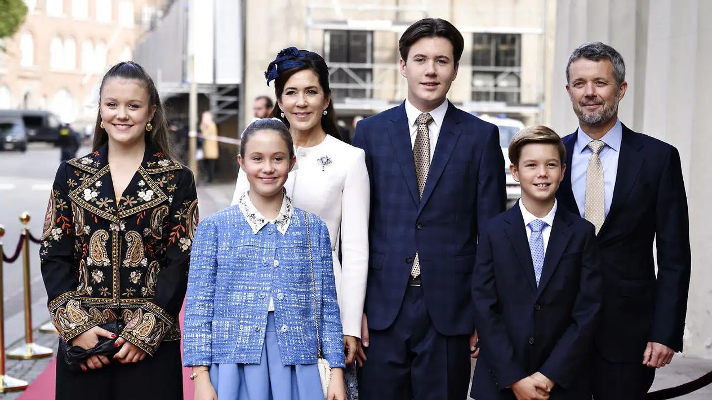 Familiens ferie bliver godt og grundigt dokumenteret af de udenlandske medier.