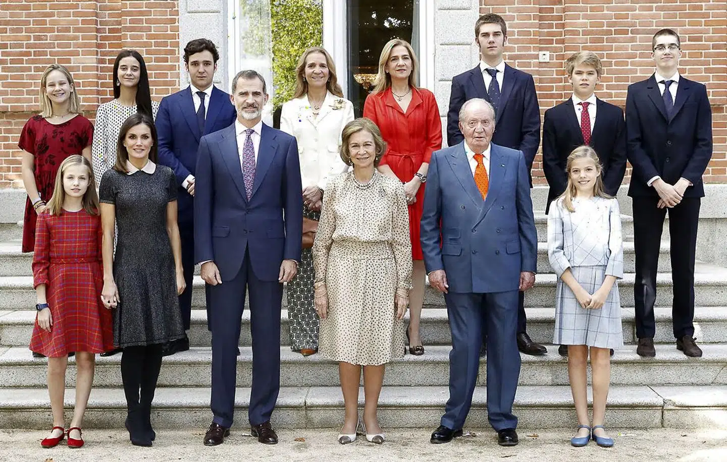 Prins Froilan, bagerst i blåt jakkesæt, med hele den spanske kongefamilie.