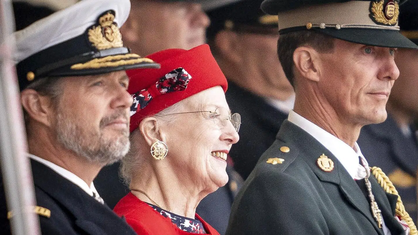 (ARKIV) Dronning Margrethe sammen med kronprins Frederik og prins Joachim i forbindelse med markeringen af Dronningens 50-års regentjubilæum.