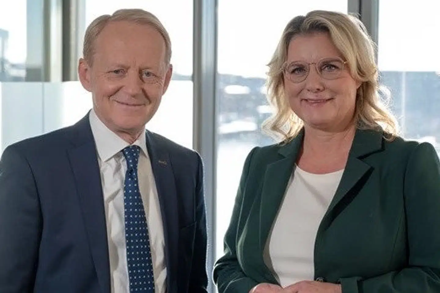 Louise Windfeld-Høeberg sammen med Poul Erik Skammelsen, der også er vært på TV 2 News.