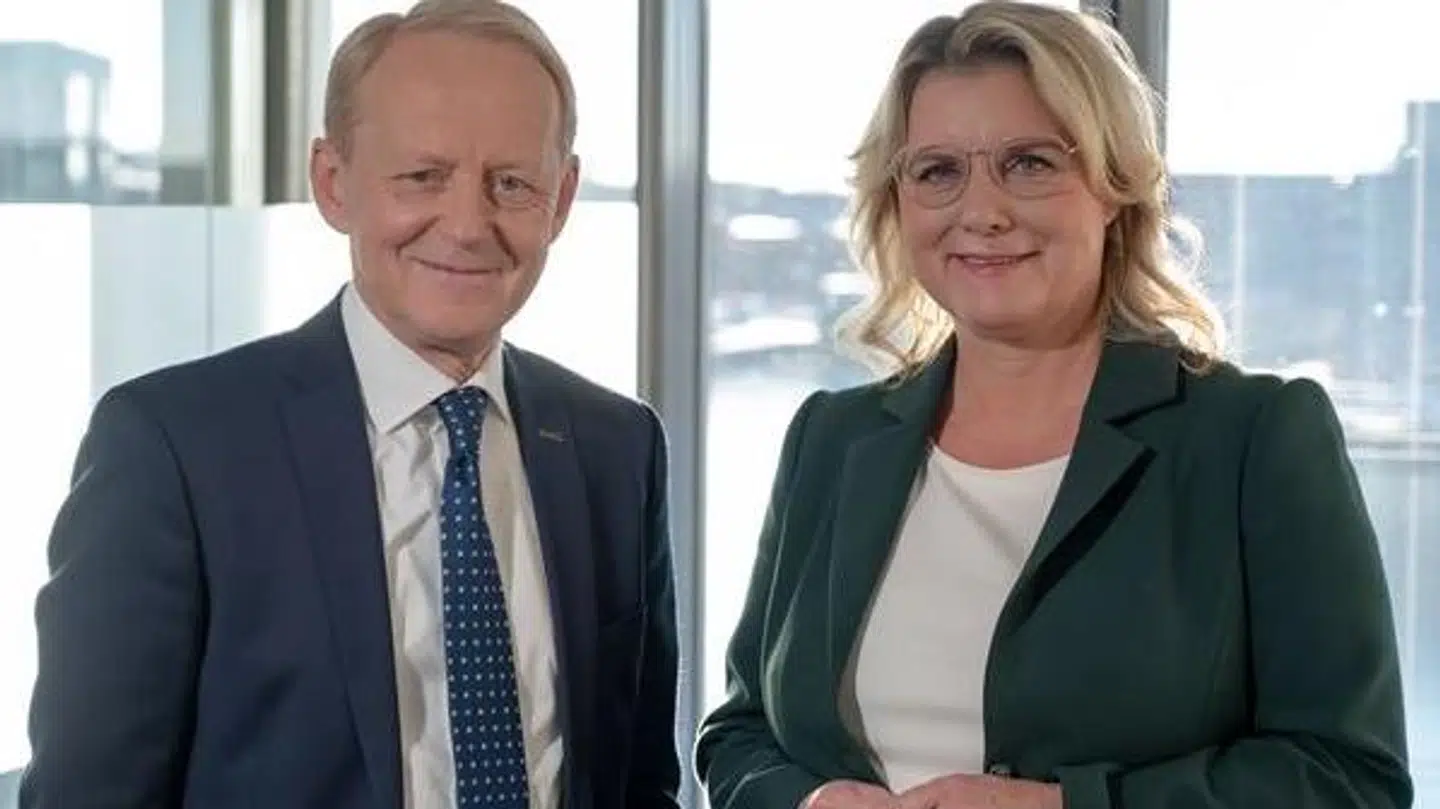 Det nye makkerpar klær danskerne på i det vigtigste udenlandsstof fra 5. januar på TV 2. Foto: TV 2