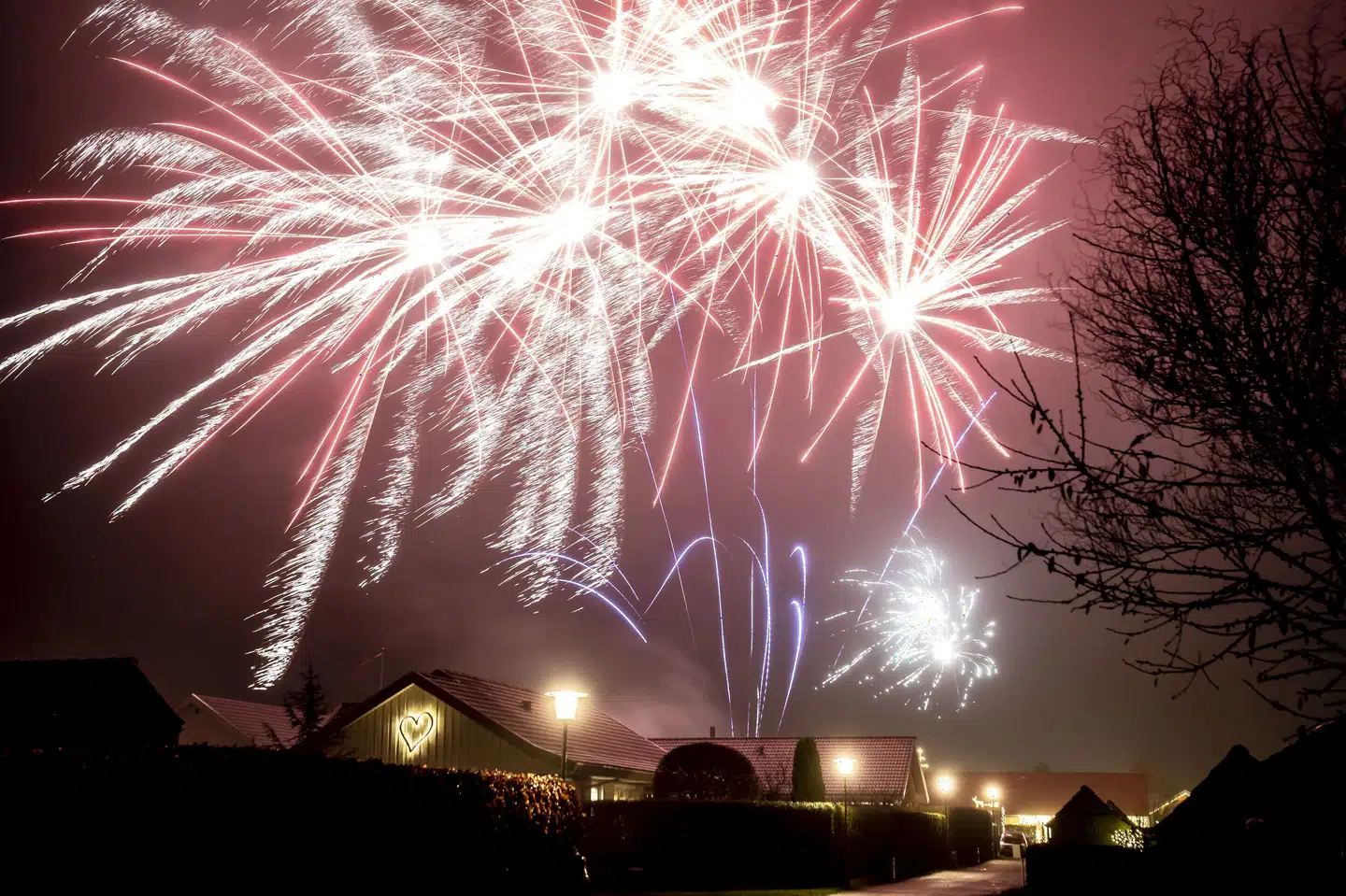 Det er ulovligt at tage fyrværkeri med hjem til Danmark, som man har købt i udlandet, og det samme gælder at bestille fyrværkeri fra udenlandske hjemmesider. Toldstyrelsen har i år beslaglagt rekordmeget fyrværkeri. (Arkivfoto). Mads Claus Rasmussen/Ritzau Scanpix
