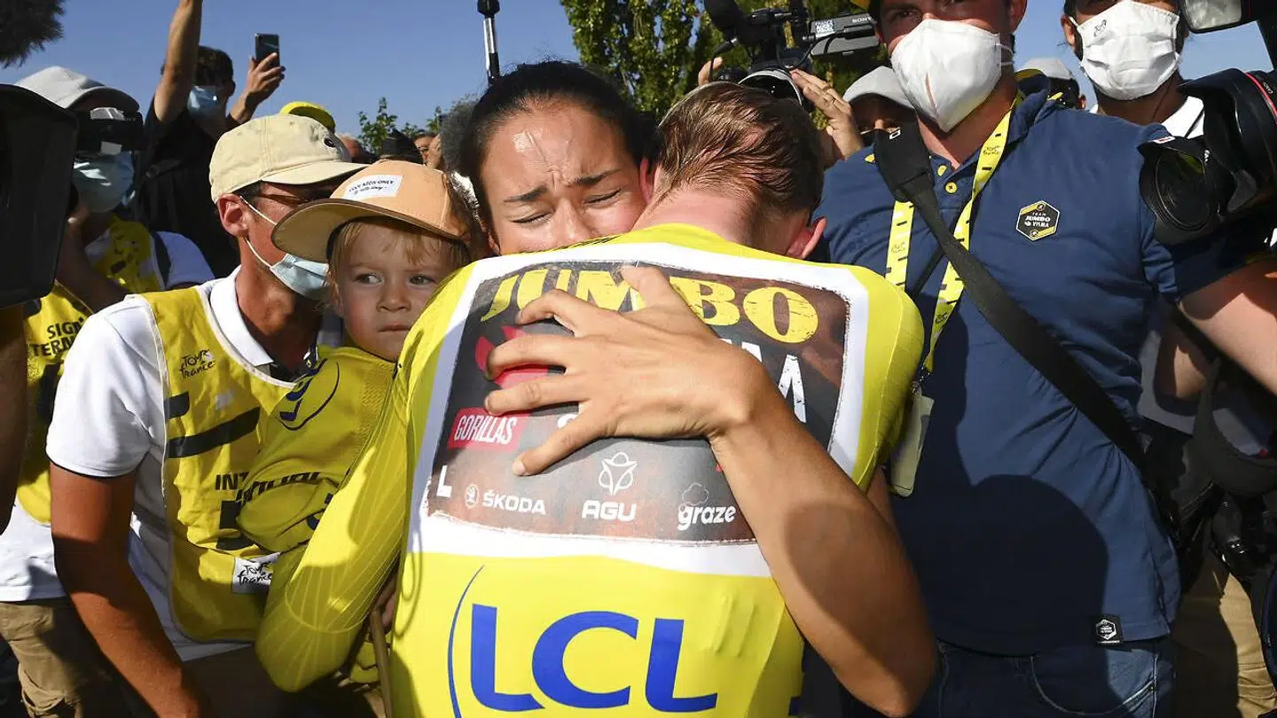 Jonas Vingegaard omfavnes af sin kæreste, Trine, og datter, Frida, efter 20. etape.