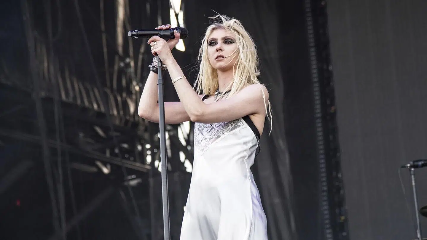 Taylor Momsen i front for sit rockband The Pretty Reckless på Louder Than Life-musikfestivalen i Kentucky Exposition Center i september 2022.