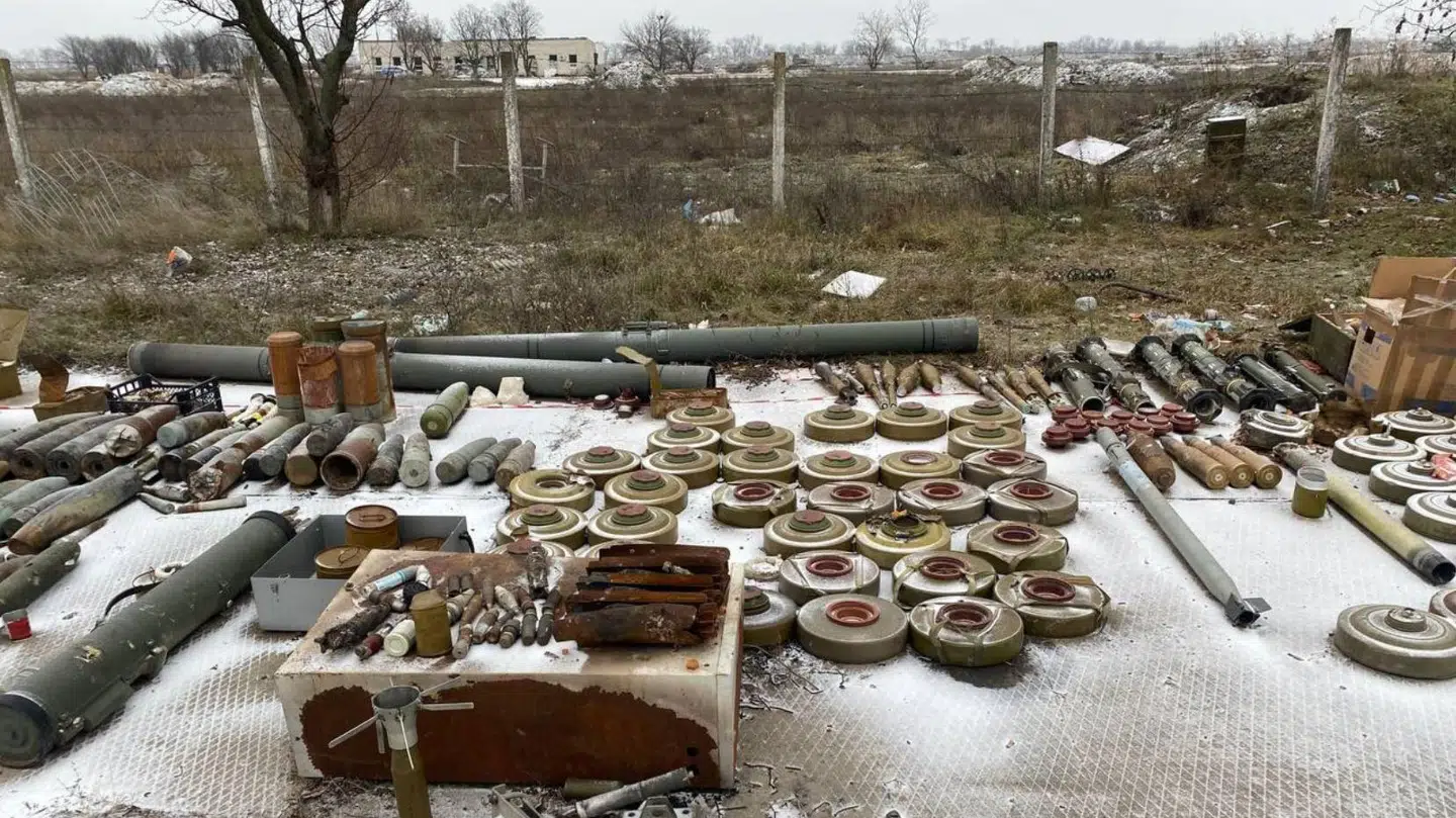 Et udsnit af det sprængfarlige materiale, Ryan Hendrickson og kollegaer graver op af jorden i Ukraine.