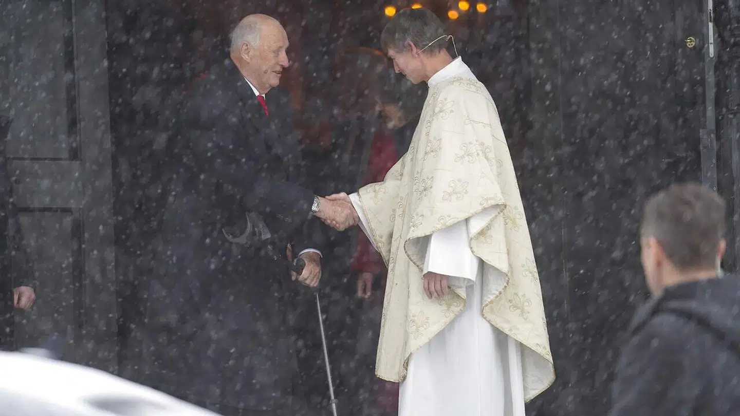 Kong Harald er på benene igen. (Foto: Terje Bendiksby / NTB)