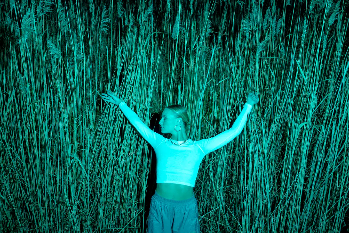 Selvom hun kun er 22 år er Clara Toft Simonsen allerede en af landets største popstjerner og aktuel med sit tredje album, »OFF«. Alt kører for hende udadtil. Hun er talentfuld, arbejdsom, målrettet og har hele popstjernepakken. Men bag den overskudsagtige facade kæmper hun. Præcis som mange andre i sin generation. Hun har lige været igennem en større depression, der lagde hende fuldstændig ned i knap et års tid under corona.