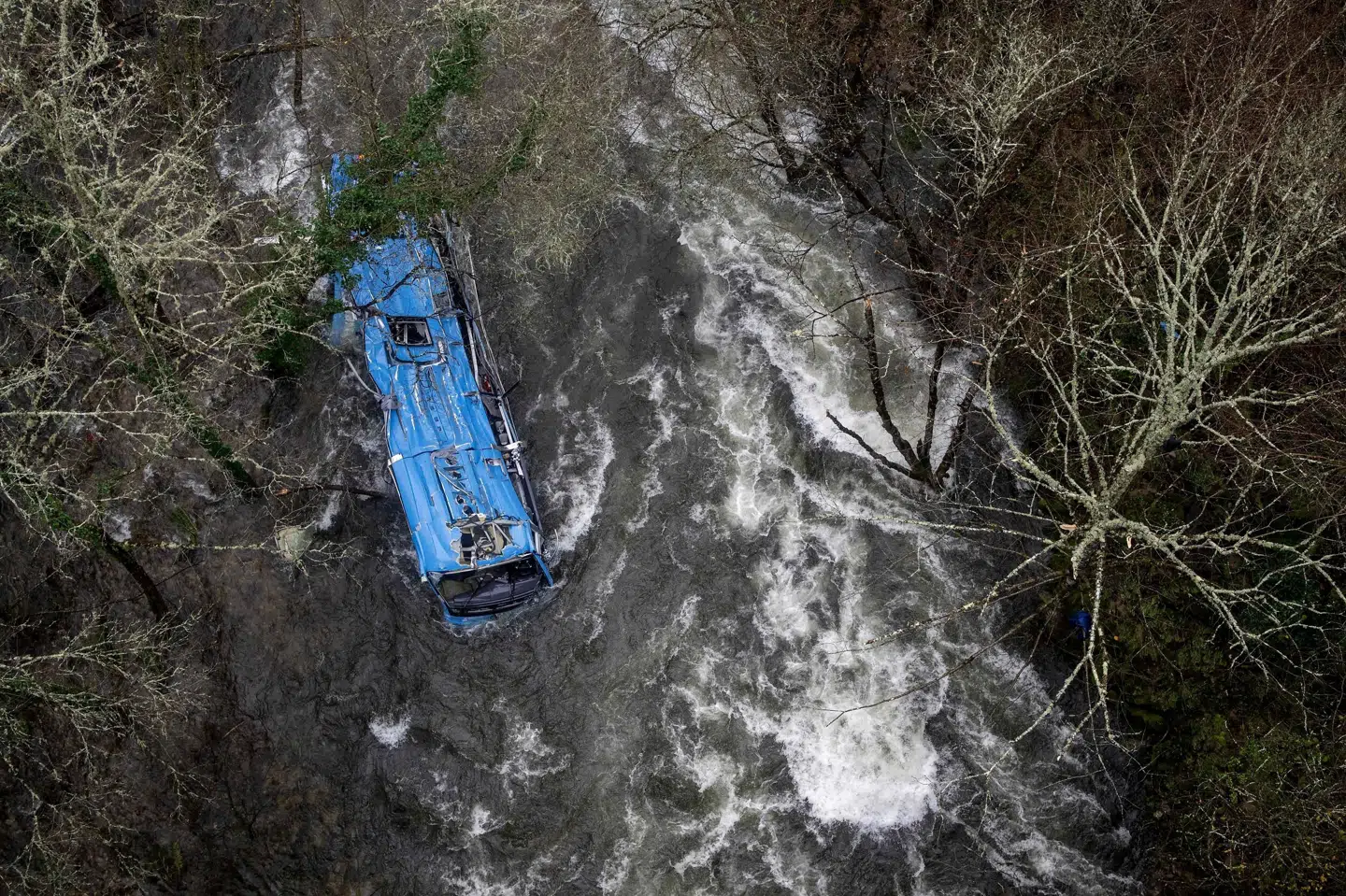 Den forulykkede bus ligger i floden Lerez, hvor den styrtede ned i fra en bro juleaften. Brais Lorenzo/Ritzau Scanpix