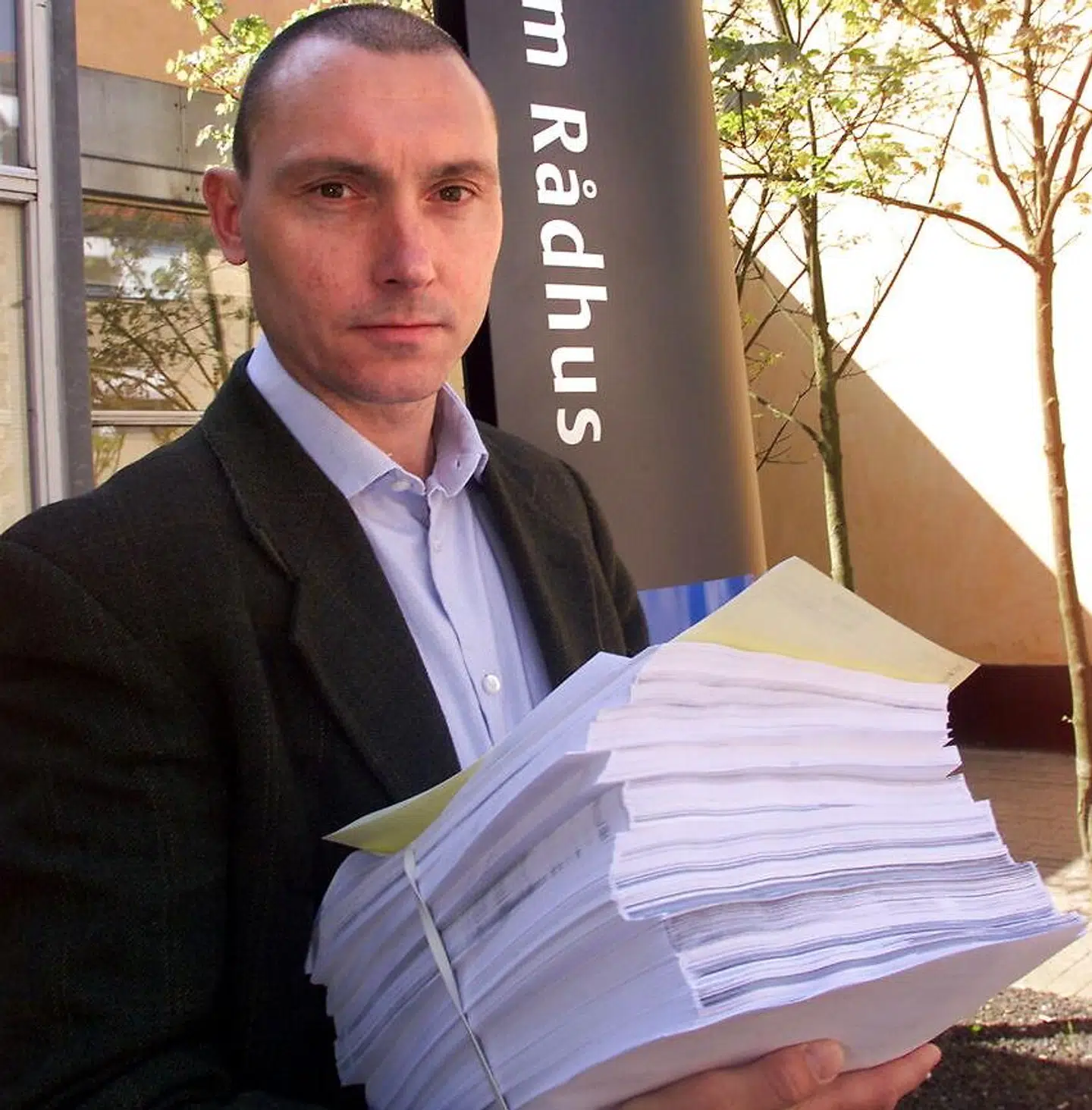 Tidligere B.T.-journalist Morten Pihl med favnen fuld af de frigivne dokumenter i Brixtofte-skandalen.