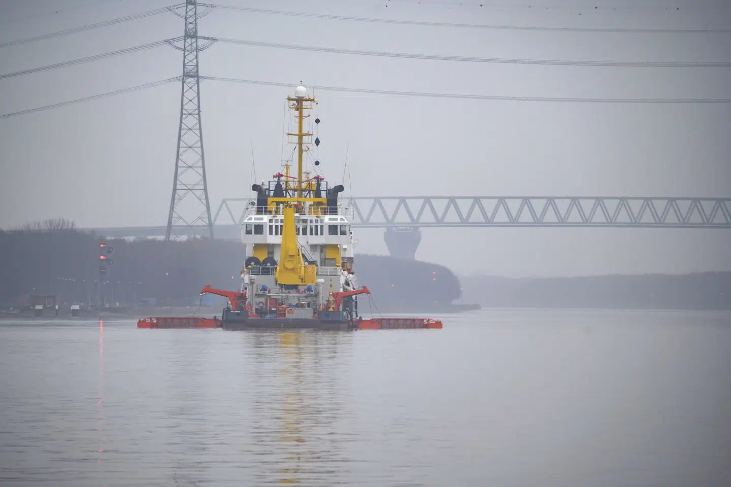 Et olieudslip ved Brunsbüttel har lukket Kielerkanalen, mens man forsøger at opsamle olien. Kanalen, der er meget vigtig for den kommercielle skibsfart, genåbner tidligst mellem jul og nytår. Jonas Walzberg/Ritzau Scanpix