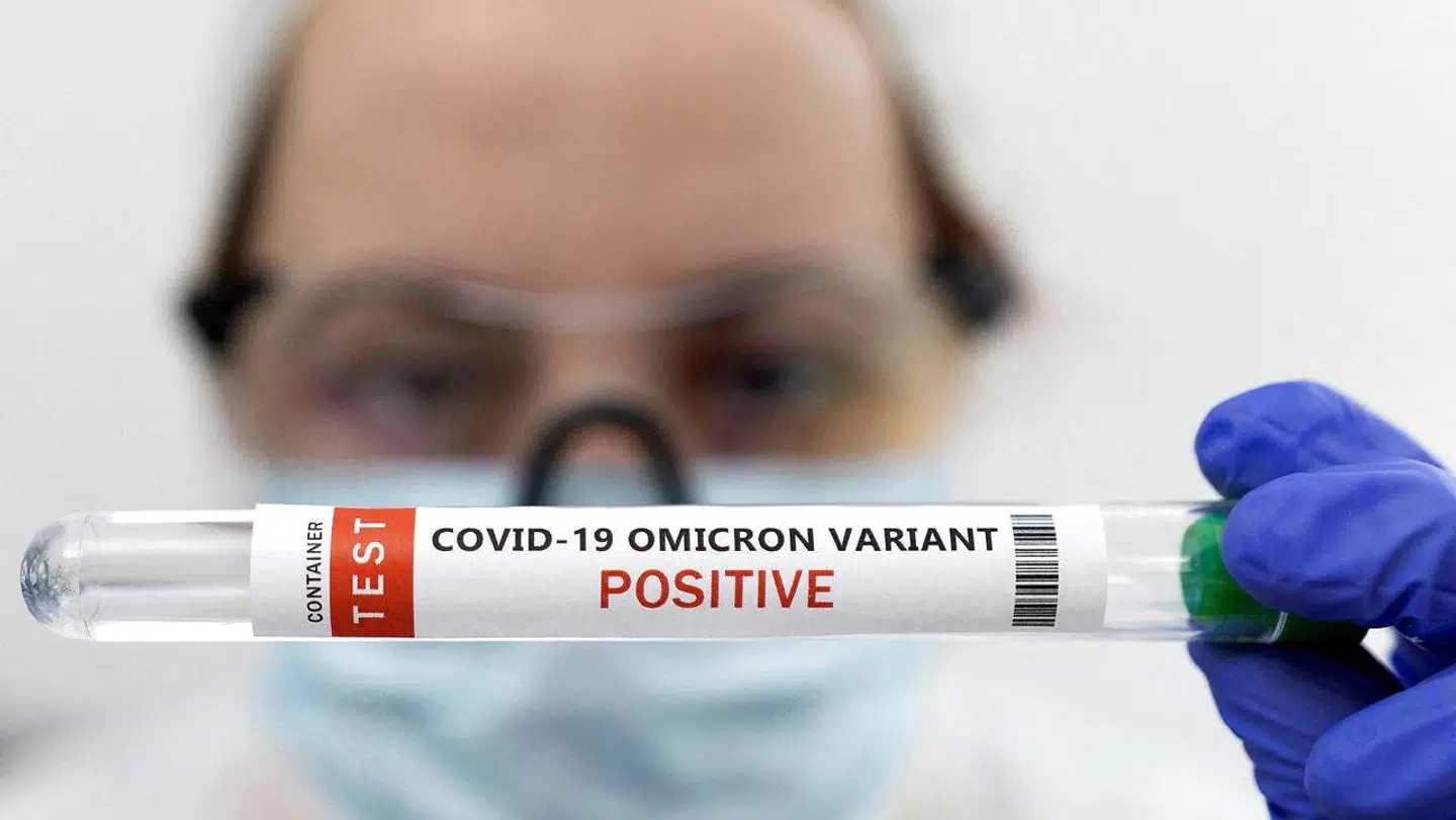 En prøve med påskriften »Covid-19 Omicron variant test positive«.