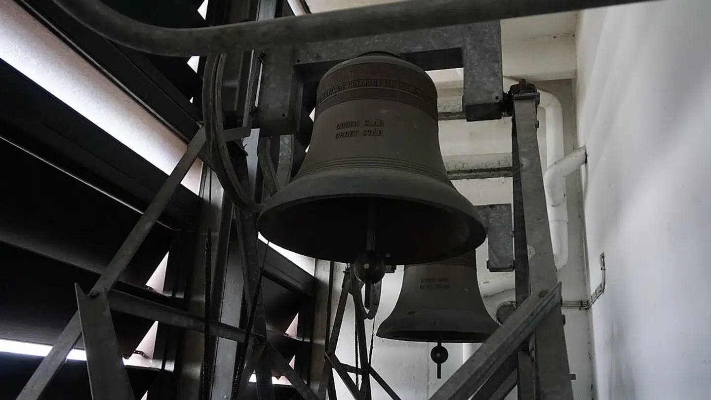 Her ses kirkeklokkerne i Vollsmose Kirke. De er aldrig blevet kimet med.