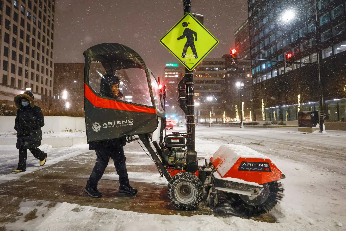 I Chicago forsøger en mand at rydde sne på et fortov ved Union Station torsdag. Kamil Krzaczynski/Ritzau Scanpix