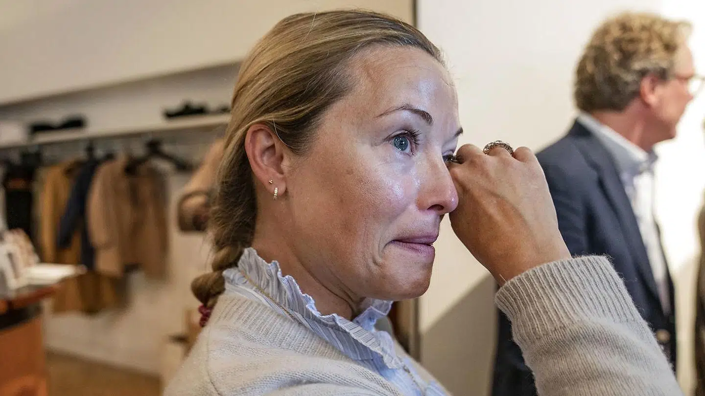 Louise Iuel Albinus var tydeligt bevæget, da det på auktionen lykkedes hende at købe flere ting tilbage til Valdemars Slot.