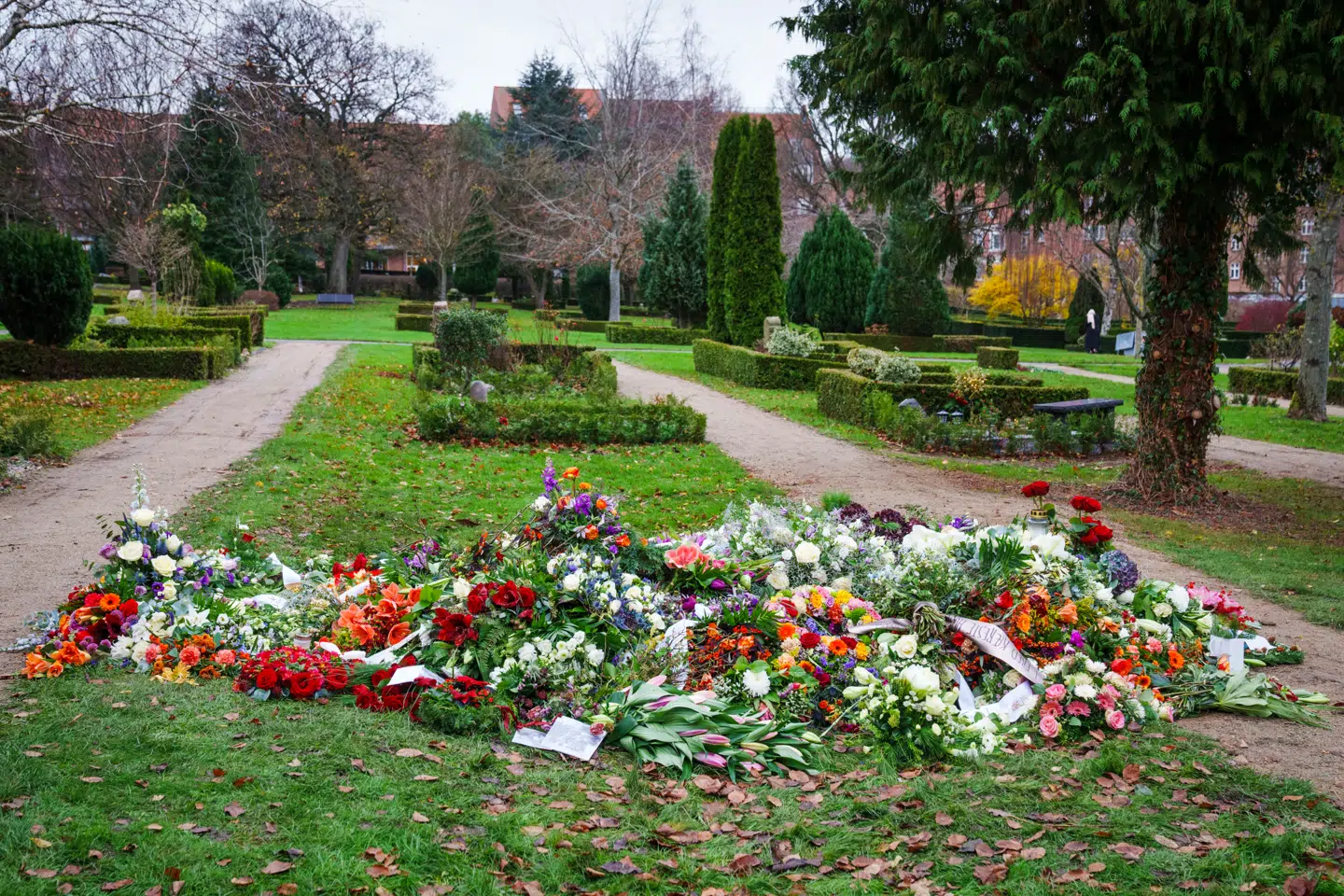 Hugo Helmigs gravsted i Aarhus var stadig badet i blomster dagen efter den private begravelse i starten af december.