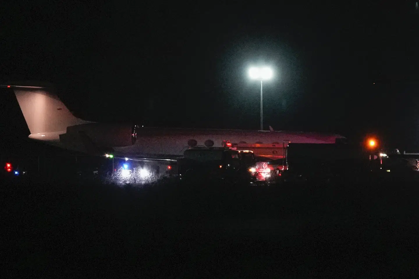 Et fly ses på landingsbanen ved en lufthavn i Nassau, hvorfra FTX-grundlægger Sam Bankman-Fried tog mod USA. Rebecca Blackwell/Ritzau Scanpix