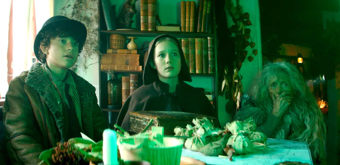 Ilter, Karen og Skovkonen samlet i Skovkonens hus.